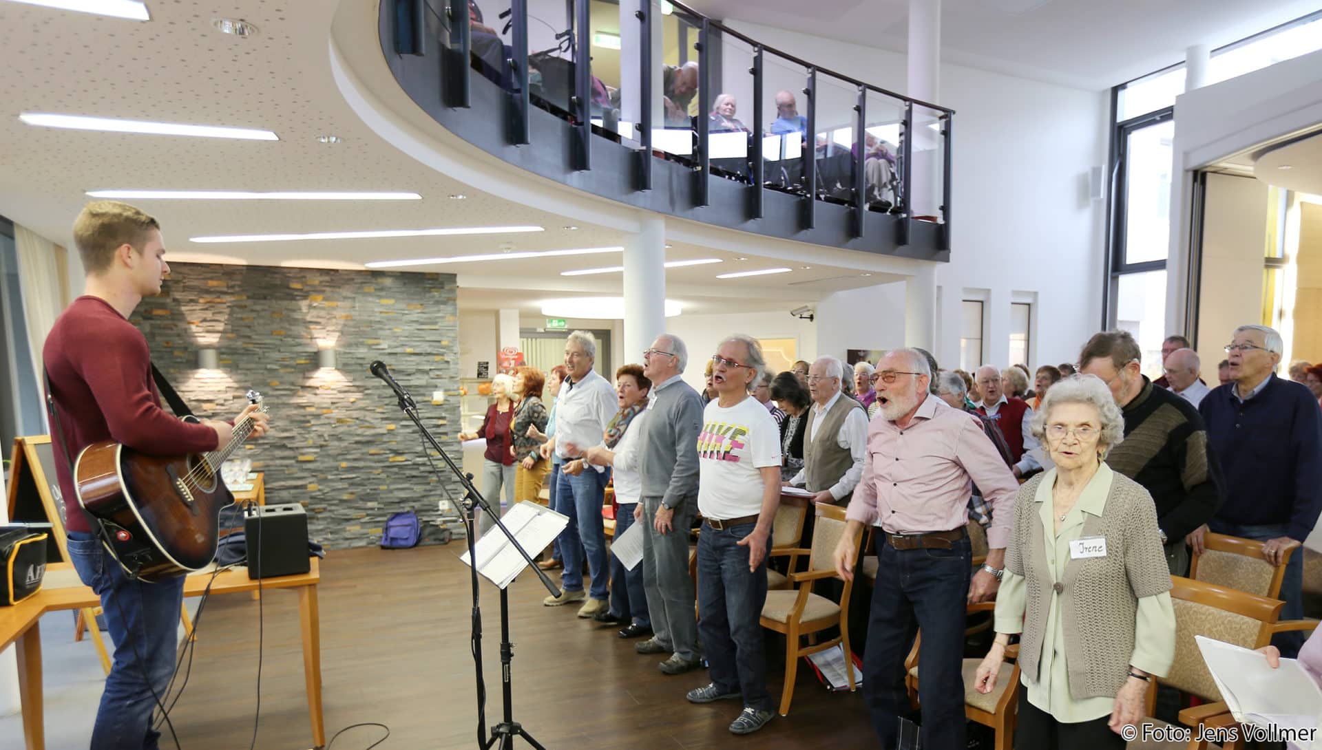 Diakonissenhaus Am Stadtpark Protestantische Altenhilfe Westpfalz FCK-Profi Sebastian Jacob zu Gast im Diakonissenhaus am Stadtpark