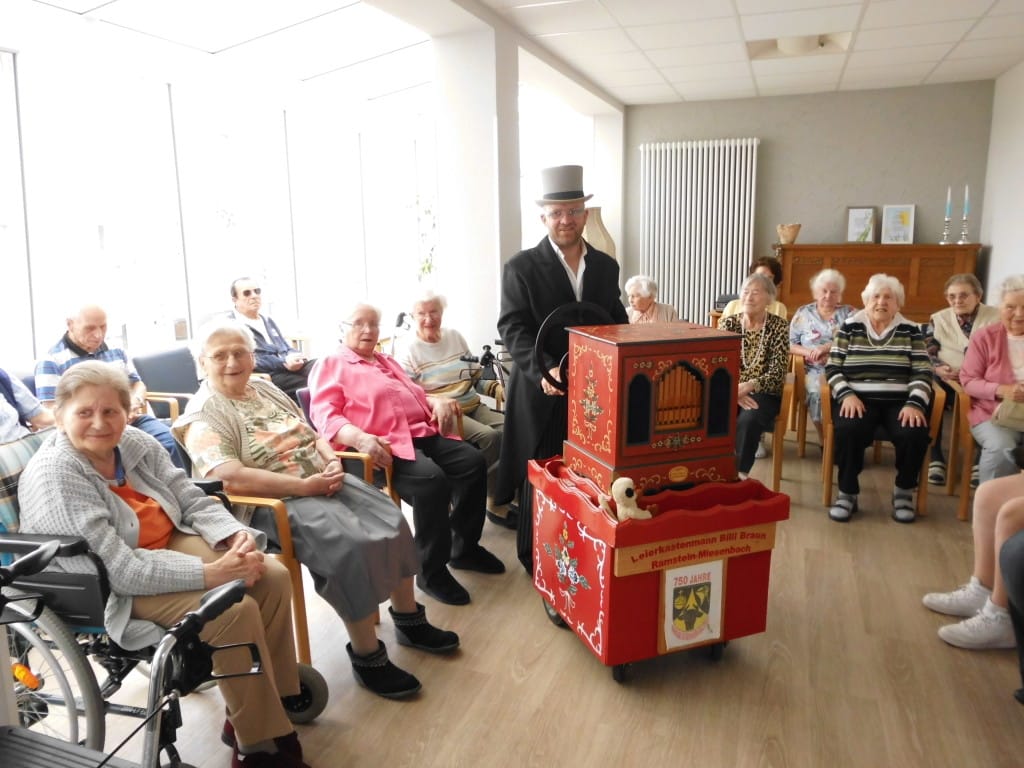 Drehorgelspieler: Musik im Pflegeheim