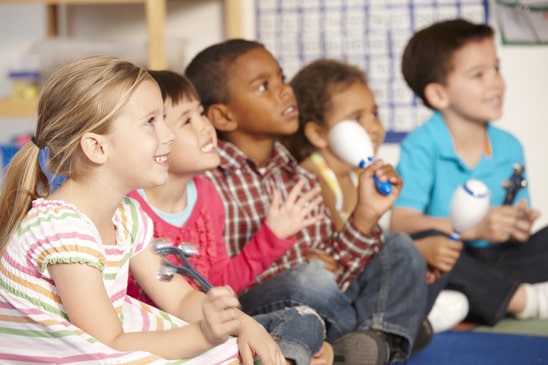 Schulkinder musizieren für Bewohner