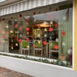Weihnachtszauber in unserer Tagespflege Am Mozartbrunnen: Ein Blick durch festlich geschmückte Fenster