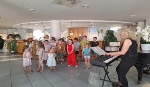 Kinder und Jugendchor im Pflegeheim Haus an den Scharzweihern, Enkenbach-Alsenborn.